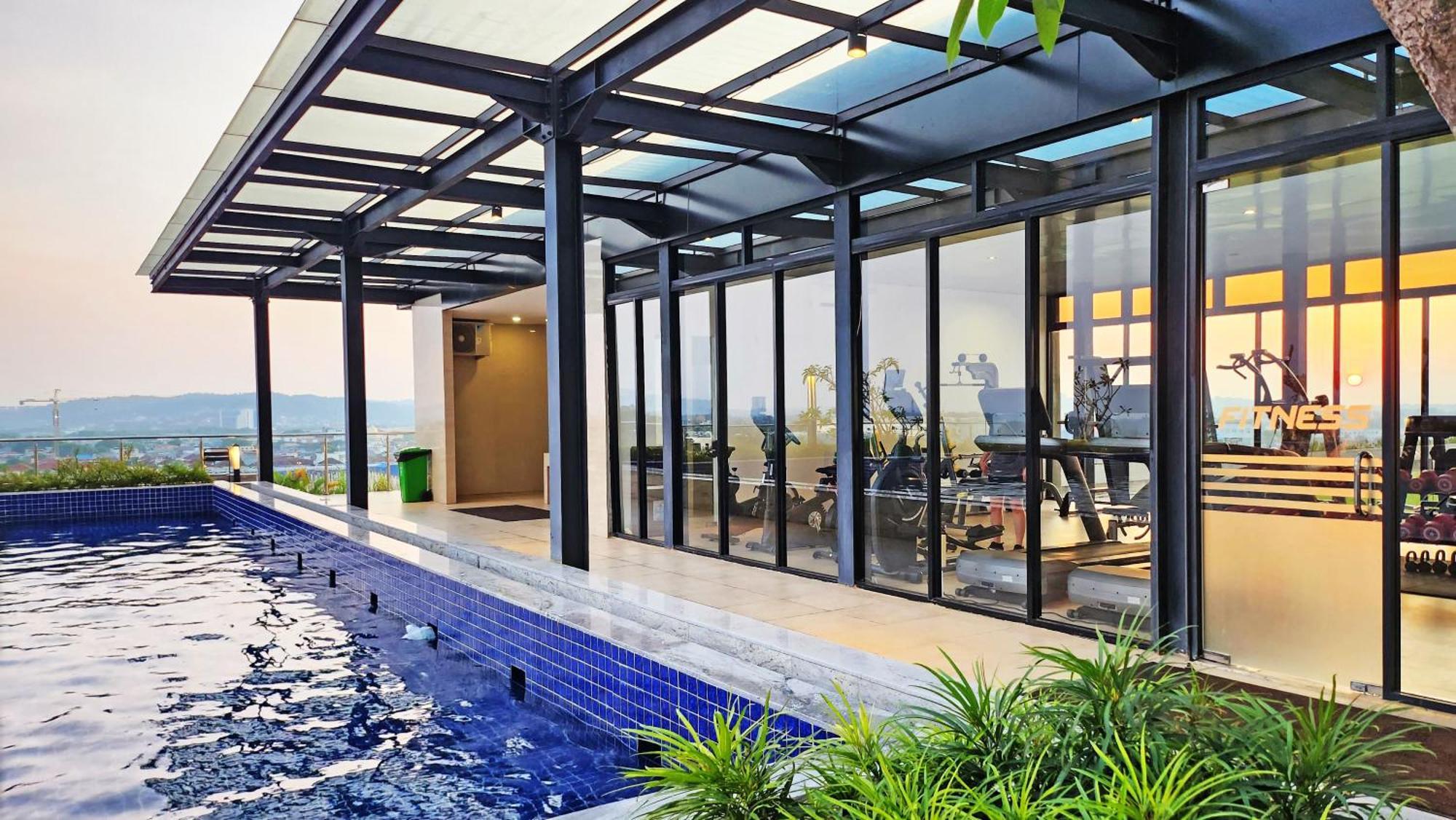 Newly Renovated 55th Floor Seaview Unit Pollux Apartment *