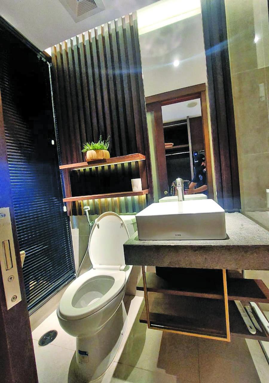 Newly Renovated 55th Floor Seaview Unit Pollux Apartment *